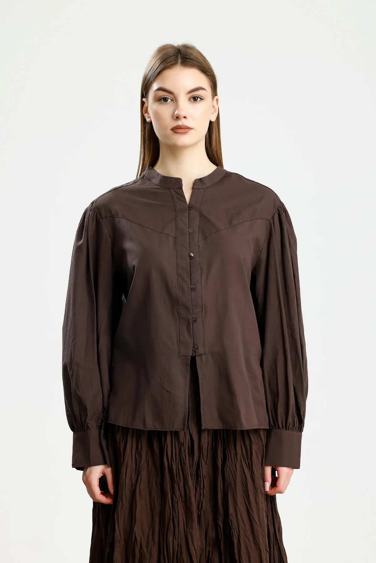 BÜZGÜ DETAYLI PAMUKLU GÖMLEK KAHVE